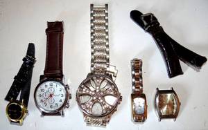 lot 152 image: LOT OF ASSORTED WATCHES AS SHOWN - NEED BATTERIES