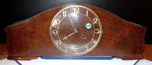 lot 209 image: VINATGE WOODEN MANTLE CHIME CLOSCK WITH KEY & PENDULUM (GREAT SOUND)