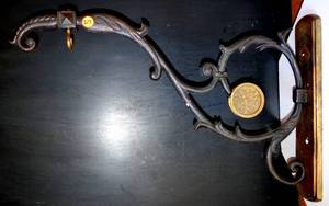 lot 217 image: LARGE ORNATE SCROLL METAL HANGER WITH BRASS WALL PLATE