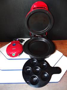 lot 226 image: Dash DMW001HR Machine Mini Maker-Waffle, Red Heart & XPRESS REDI, SET, GO INDOOR Electric Grill