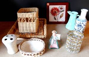 lot 249 image: BATHROOM ACCESSORIES & KNICK KNACKS AS SHOWN