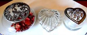 lot 256 image: LOT OF POTPOURRIE GLASS & STORAGE GLASS AS SHOWN