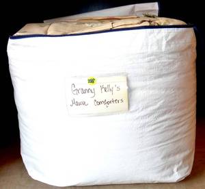 lot 288 image: GRANNY KELLYS VINTAGE MAUVE COMFORTER WITH SHEET SET IN STORAGE BAG