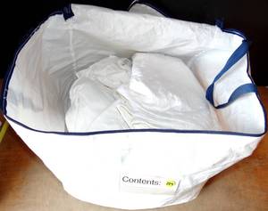 lot 289 image: LINEN STORAGE BAG WITH CONTENTS - ALL WHITE