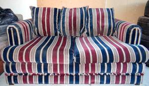 lot 314 image: PAIR - VERY NICE COMFORTABLE SET OF STRIPED LOVE SEATS