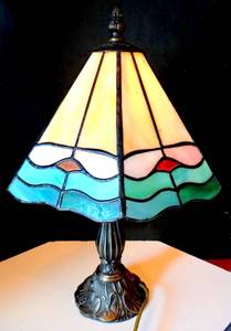 lot 324 image: BEAUTIFUL SIDE TABLE STAINED GLASS LIGHT IN WORKING ORDER
