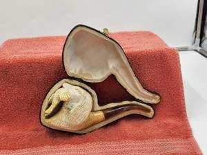 lot 2 image: Vintage Meerschaum smoking pipe with case - Bird dog with fowlbid in mouth