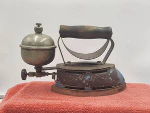 lot 26 image: Vintage Clothes Gas Iron by Royal