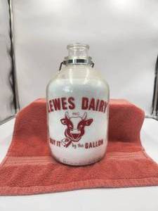 lot 29 image: Vintage glass Milk jug - Lewes Dairy - 1 gallon