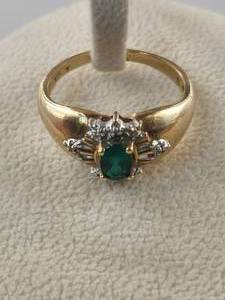 lot 125 image: Very nice 10Kt gold ring with emerald stone