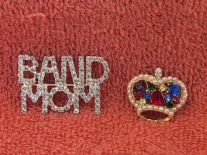 lot 139 image: Selection of Broach pins - Band Mom and a jeweled crown