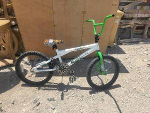 lot 184 image: Mongoose Bike - 20