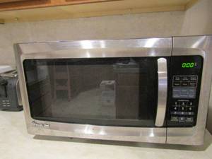 lot 31 image: Magic Chef stainless Steele microwave work great