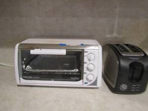 lot 32 image: Signature gourmet 2 slice toaster, Black& Decker toaster oven both work