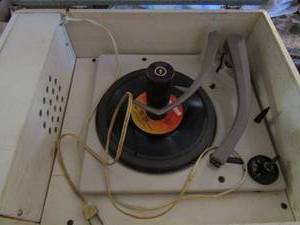 lot 51 image: VINTAGE RECORD PLAYER  Sonic Changer by VM model #349 electric