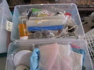 lot 107 image: Bath lot- towels, toothbrush holder, loofas etc.