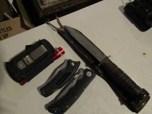 lot 118 image: Knife lot- USMC Ka bar and leather case, Black Maxam, black sarge MSD with flashlight