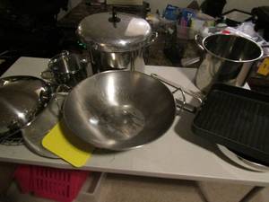 lot 122 image: Shantal pots with lids, a griddle pan, and more