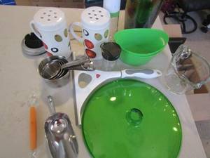 lot 135 image: shakers, ice bucket, tomato slicer, measuring cup