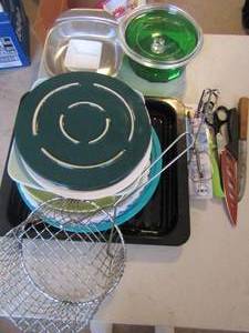 lot 136 image: Kitchen lot- plates, roaster, utensils