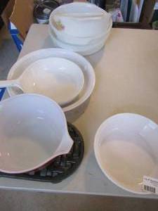 lot 139 image: Bowl lot- Pyrex and corning wear