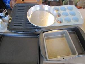 lot 141 image: Aluminum lot- cake pans, muffin pans, broiler, flat sheets