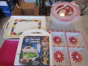 lot 143 image: Plastic wear lot- serving platter, veggie wash tray, ultra seal
