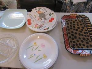 lot 169 image: Serengeti platter, pizza cutter with matching plates plus flower plate