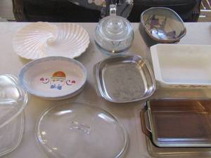 lot 170 image: Glass Pyrex lids, glass coffee pot, salad bowl and more