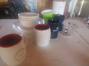 lot 200 image: Correlle plates x 3,  bowls x 2,   2 JR cigar cups and 2 Hallmark coffee cups