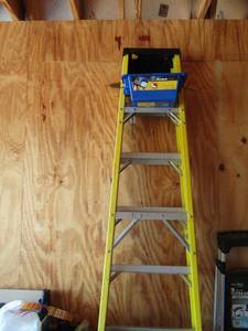 lot 3 image: 8 husky ladder with lock and utility basket
