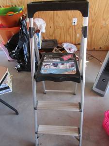 lot 7 image: 9 maximum reach 3 step aluminum step stool