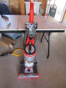 lot 8 image: Bissel bagless VACUUM works
