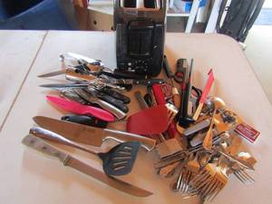 lot 14 image: Black kitchen aid toaster and kitchen utensils