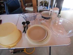 lot 21 image: Christmas bowl, cake plate with cover, popcorn bowl, fruit basket and measuring cups