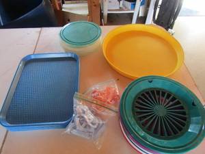 lot 22 image: 6 blue serving trays, 2 divided bowls with lids, 1 large serving tray, plastic plate holders with cup holders
