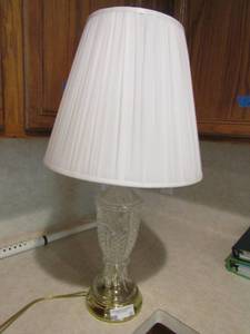 lot 24 image: Clear crystal lamp with shade gold base