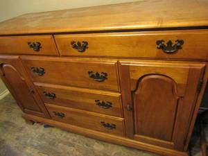 lot 5 image: MAPLE BUFFET NELSONIZED  5 DRAWERS, 2 CABINETS , GREAT CONDITION