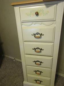 lot 28 image: 6 DRAWERS  OFF WHITE CHEST  - LIGHT BROWN TOP