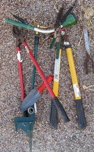 lot 260 image: Yard tools- tree trimmers, water sprinkler, waterhose sprayer