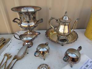 lot 264 image: Oneida silversmith silver plate tea set, fruit basket, sugarcreamer, tea kettle, gravy boat, bread plate