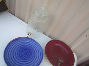 lot 277 image: 4 solid color dinner plates,3 swirl dinner plates and covered glass water pitcher