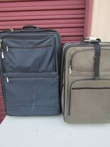 lot 279 image: 1 large blue suitcase and set of 2 matching green luggage