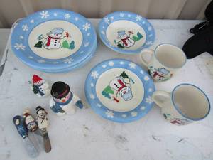 lot 283 image: Salute Christmas dishes- 4 plates, 2 saucers,1 bowl, 2 coffee cups, 3 spreaders