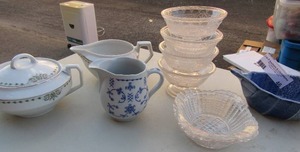 lot 46 image: 4 sherbet dishes, 2 small fruit bowls, 1 gravy boat and 1 creamersugar