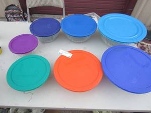 lot 59 image: Set of 4 and set of 3 Pyrex bowls with lids 1.5 and 2.5 qt.