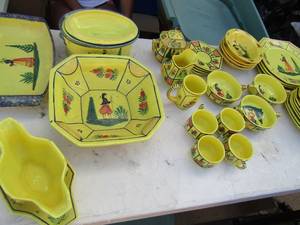 lot 75 image: HB Quimper France dish set- 1 salad bowl, 1 gravy boat, 1 bread bowl, 1 covered soup, sugarcreamer, 4 dinner plates, 8 saucers, 4 dessert bowls, 4 tea cups and plates