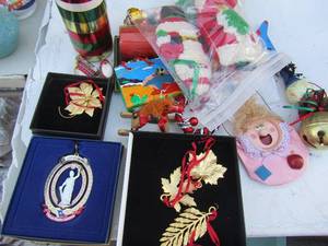 lot 78 image: Christmas- New ribbon, Ornaments, Gold flower ornaments, TEXAS STAE CAPITOL