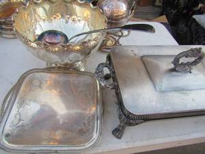 lot 86 image: Silver plated serving dish on stand , salad bowl and 2 plates