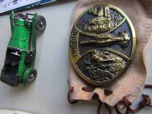 lot 107 image: Green 1927 Bentley model car and Hank Faith qk-699 solid brass Tucson belt buckle